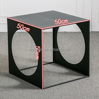 Fournisseur en gros décoratif salon Nordique carré évider table d'appoint en métal pour la décoration intérieure