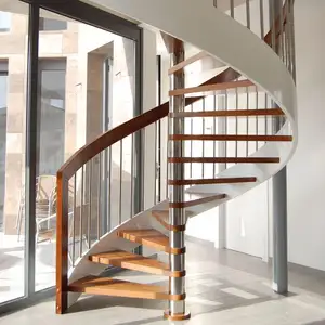 Escadas de ferro estilo clássico, piso de madeira modular