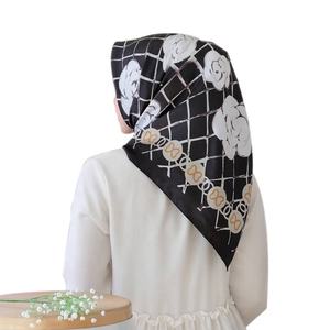 <span class=keywords><strong>ผ้า</strong></span><span class=keywords><strong>คลุม</strong></span>ศีรษะผ้าไหมซาตินสี่เหลี่ยมดีไซน์ลายดอกไม้ขนาดใหญ่พิมพ์ลายดอกไม้แฟชั่น - Product Image 1