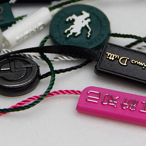 embossed your logo hang tag plastic string key lock