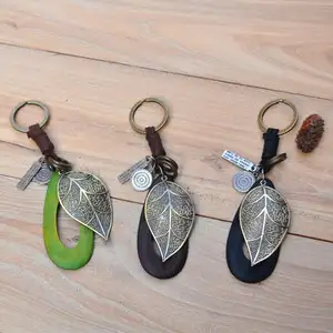 בציר גברים נשים בעבודת יד עור מרקם עלה תליון Keychain עבור אופנה דלת רכב מחזיק מפתחות