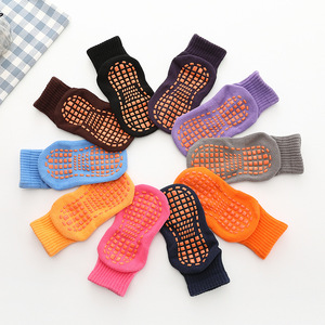 Chaussettes antidérapantes antidérapantes pour <span class=keywords><strong>trampoline</strong></span> Chaussettes de parc avec poignées Chaussettes de sport douces et colorées pour femmes hommes enfants Yoga Pilates Barre - Product Image 2