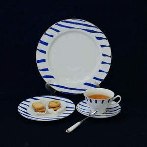 <span class=keywords><strong>Service</strong></span> de table en porcelaine bleue à rayures classiques, <span class=keywords><strong>vaisselle</strong></span> occidentale en céramique, cadeaux de mariage, fête à domicile, vente en gros, emballés dans des boîtes - Product Image 3