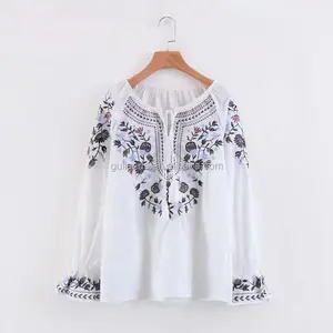 Blusa feminina de raiom com borlas, pescoço redondo com borlas