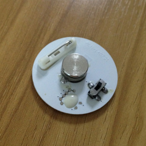 Venta caliente Mini led intermitente insignia para <span class=keywords><strong>los</strong></span> regalos del partido - Product Image 4