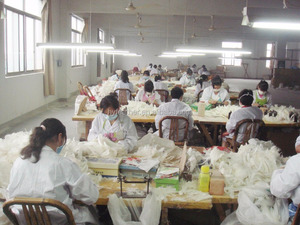 NO. 1 de China Al Por Mayor Adornos De Plumas Fringe Muestra Gratuita Personalizada OEM Negro Avestruz Ajuste de la Pluma - Product Image 5