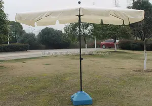 مظلة خارجية مملوءة بالماء من البلاستيك
