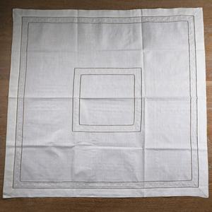 TC001: Khăn Trải Bàn Màu Be/Ecru Handmade Hemstitch Với Thụy Sĩ Chấm Thêu Bảng Vải - Product Image 2