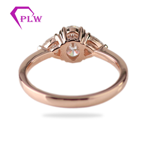 Không Bao Giờ Thay Đổi 14K Rose Gold 3 Stone 5X7Mm Oval Center Moissanite Wedding Tham Gia Nhẫn Với Giá Rẻ - Product Image 3