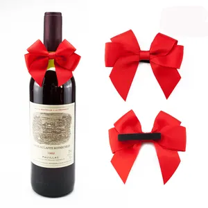 الجملة قبل صنع زجاجة نبيذ أحمر الشريط ربطة القوس فيونكة مع حلقة مطاطية