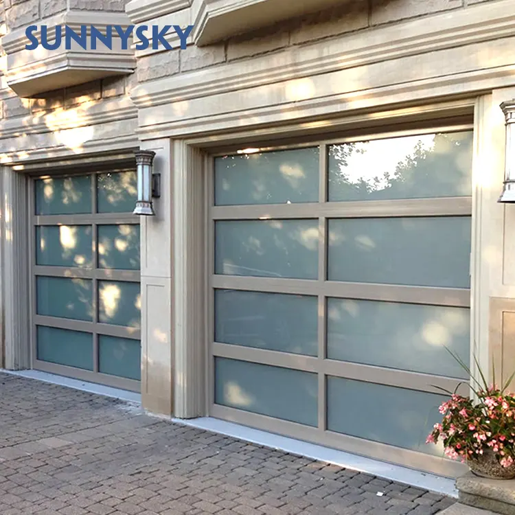 La porta del garage in alluminio colorato in vetro colorato di design moderno con sezioni costituisce