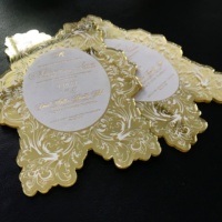 Invitación de espejo de acrílico dorado extravagante de diseño creativo con menú de terciopelo o acrílico de boda