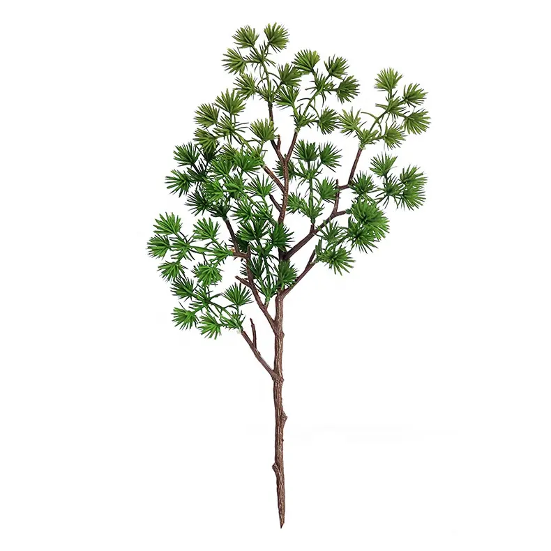 짧은 가지와 작은 소나무 바늘 플라스틱 꽃과 인공 식물