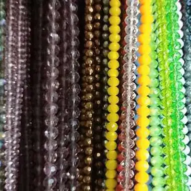 Contas de cristal chinesas em cores variadas, formas de tamanhos diferentes em massa por um lote em 60 centenas cada fio para vender