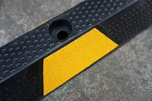 1650MM yansıtıcı kamyon tekerleği stoper otopark geri dönüşümlü tekerlek durur