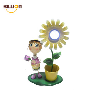 <span class=keywords><strong>Pas</strong></span> <span class=keywords><strong>cher</strong></span> Home decor Métal Fleur Planteurs Petite Fille Figure Jardin Solaire lumière - Product Image 1