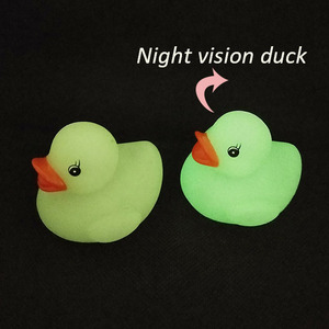 Vente en gros <span class=keywords><strong>de</strong></span> mini canards en caoutchouc <span class=keywords><strong>lumineux</strong></span> à presser, jouets flottants en plastique pour le <span class=keywords><strong>bain</strong></span>, pour bébés et enfants - Product Image 3