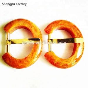 Pendentif <span class=keywords><strong>et</strong></span> breloque en résine marron personnalisé de haute qualité boucle de ceinture plaquée or style vintage pour enfants - Product Image 1