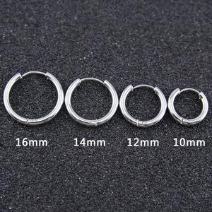 ต่างหูห่วงแบบเจาะรูขนาดเล็กรูปทรงเรขาคณิตต่างหูห่วงแบบพื้นฐานทำจากสเตนเลสสตีล - Product Image 3