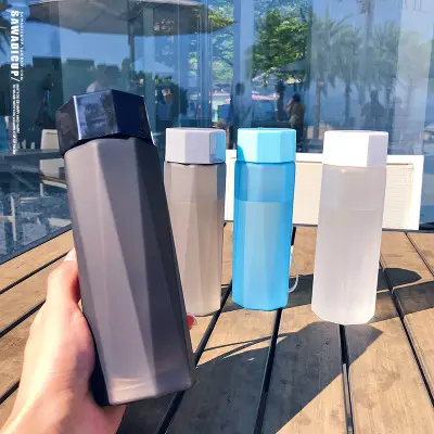 Großhandel Hochwertige Korea Bunte bpa Free Square Wasser flaschen Kunststoff Square Shape Flasche