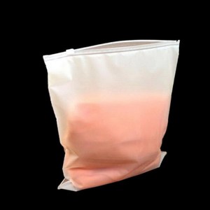 Sacs en plastique givrés en PE avec fermeture éclair coulissante pour vêtements, sacs d'emballage personnalisés pour T-shirts, vente en gros - Product Image 4