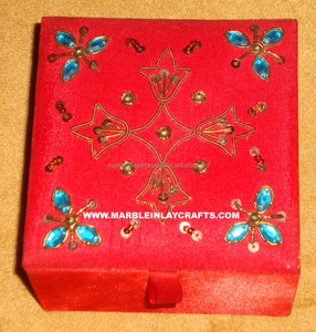 Boîte à bijoux brodée de Zari de forme carrée faite à la main avec la conception de fleur de couleur lue pour le cadeau de retour de mariage boîtes décoratives en bois - Product Image 1