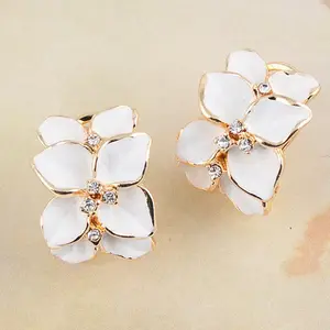 Mode vergulde Crystal Emaille Zwart/Wit Gardenia Bloem Oorbellen Met Gesp stud earring voor Vrouwen