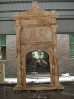 Cheminée à plaques en marbre beige, foyer avec colonne, style romain