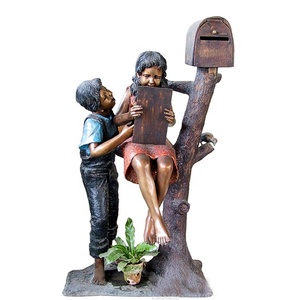 Huis Tuin Decoratie Bronzen Figuur Sculptuur Lezen Jongen Mailbox Standbeeld Zit Op Boom Met Hond