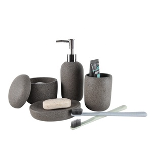 2024 prodotti di tendenza moderni <span class=keywords><strong>set</strong></span> di <span class=keywords><strong>accessori</strong></span> da <span class=keywords><strong>bagno</strong></span> in resina dal Design personalizzato con effetto pietra sabbia per <span class=keywords><strong>accessori</strong></span> da <span class=keywords><strong>bagno</strong></span> - Product Image 2