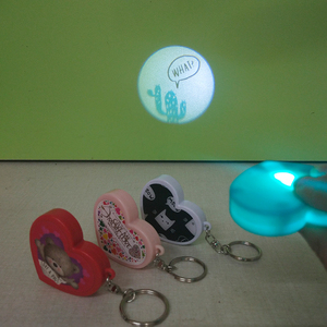 Biểu Tượng Tùy Chỉnh Chiếu Đèn Pin Nhựa Hình Trái Tim LED Đèn Pin Chiếu Torch Cho Quà Tặng Khuyến Mãi Carabiner Keychain - Product Image 4