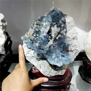 Espécimen de cristal de fluorita azul de roca natural