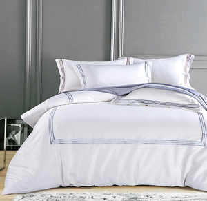 Juego de Ropa de Cama de Hotel de Lujo con Bordado - Product Image 1