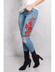 Jean en denim bleu pour femmes, Denim Stretch, style loup Royal, fleurs rouges, brodé à fleurs, fabrication,