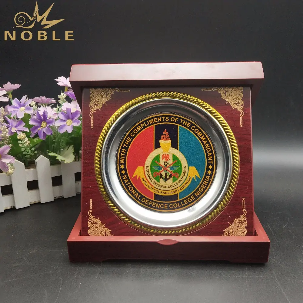 Сувенирная декоративная металлическая круглая табличка, деревянная награда, табличка с коробкой