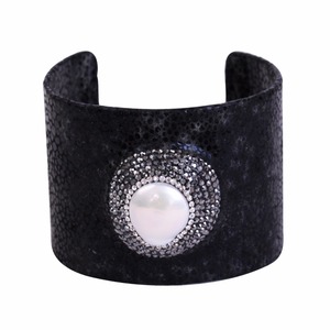 Brazalete de Piel de <span class=keywords><strong>Raya</strong></span> Genuina Amarilla con Perlas de <span class=keywords><strong>Agua</strong></span> <span class=keywords><strong>Dulce</strong></span>, Diseño de Brazalete de Oro con Incrustaciones de Perlas - Product Image 6