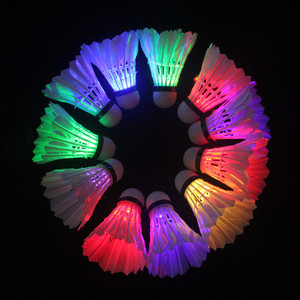 ลูกแบดมินตัน LED ส่องสว่าง สีสันสดใส ไฟกระพริบสำหรับเล่นกลางคืน ทนทาน ใช้ได้ทั้งในร่ม/กลางแจ้ง เหมาะสำหรับการฝึกซ้อมในสโมสร - Product Image 1