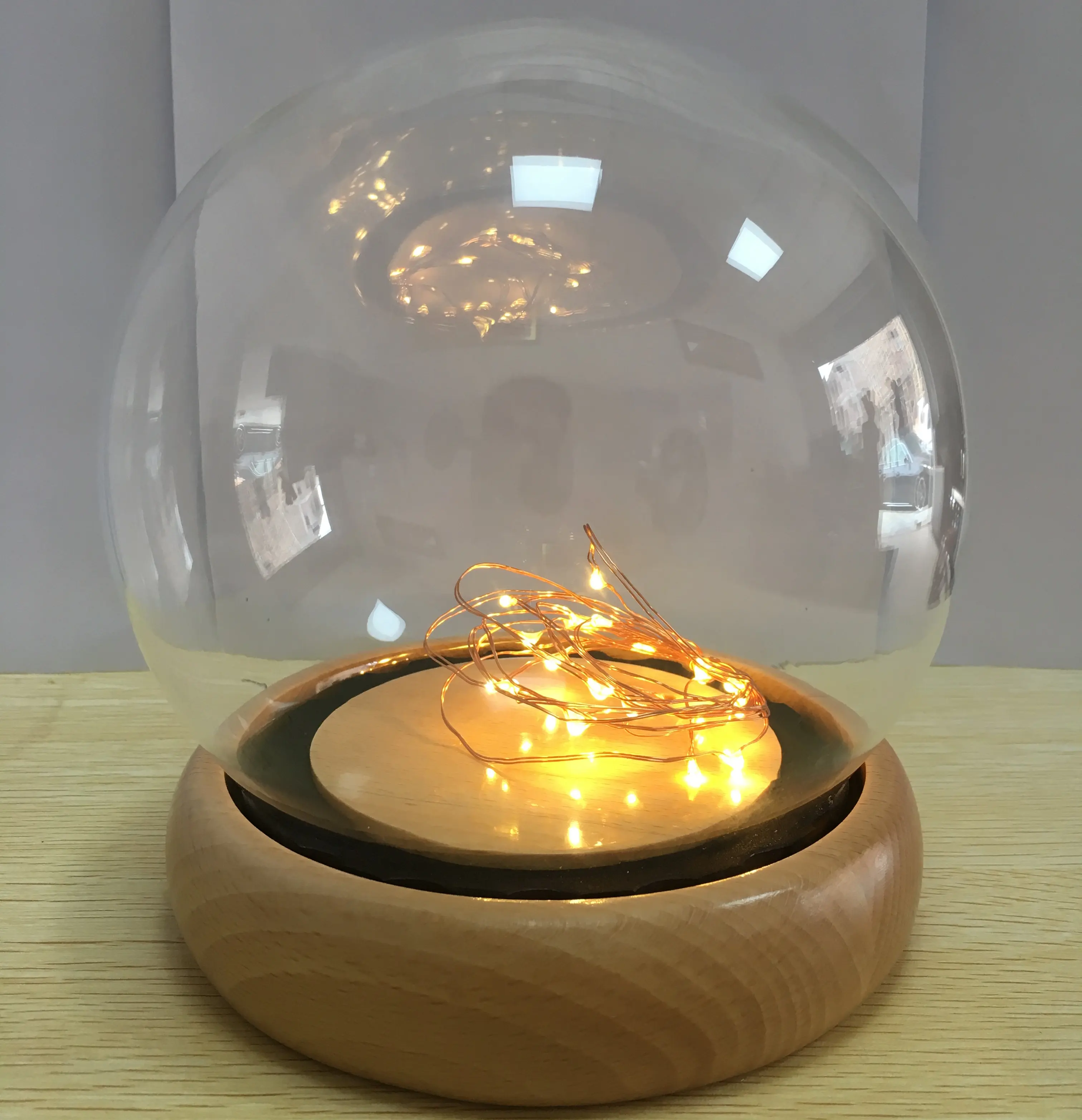 Glaskugel kuppel mit Kupfer-LED-Lichterkette zur Dekoration