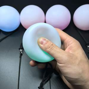 Fantastici Poi Ball Luminosi Giocattolo Rotante Colorato per Danza del Ventre Palline da Giocoleria con Logo Personalizzato Palline LED per Giocoleria al Buio - Product Image 5