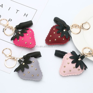 Nouveauté Porte-clés en cuir avec pompon en forme de fraise Porte-clés en cuir verni en forme de fraise - Product Image 5