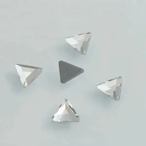 Apliques de piedra de fijación en caliente personalizados al por mayor triángulo parte posterior plana diamantes de imitación cristal AB accesorios para arte de uñas