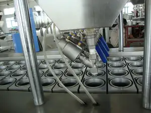Çin tedarikçisi otomatik peynir sosu bardak jöle doldurma kapaklama makinesi
