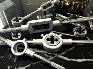 Chất lượng cao 110 Cái <span class=keywords><strong>Big</strong></span> Kim Loại Trường Hợp Gói Công Cụ Kit Tay Threading Công Cụ <span class=keywords><strong>Tap</strong></span> và <span class=keywords><strong>Die</strong></span> <span class=keywords><strong>Set</strong></span> - Product Image 6