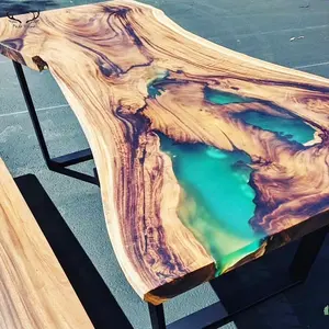 Tavolo da pranzo river live edge dal design unico in legno massello con resina epossidica cristallina
