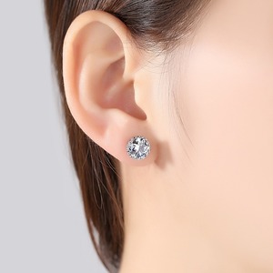 LUOTEEMI Pendientes de tuerca baratos al por mayor para <span class=keywords><strong>mujer</strong></span>, diseño de corona con circonita cúbica transparente brillante de alta calidad de 8 mm y 2 quilates, para uso diario, gran oferta - Product Image 3
