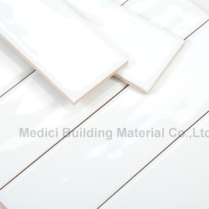 Entrepôt Foshan 75*300mm Blanc Brillant Ondulé Métro <span class=keywords><strong>Carrelage</strong></span> Mural en Céramique pour Salle de Bain et Cuisine Sol Intérieur <span class=keywords><strong>Style</strong></span> Design Moderne - Product Image 4