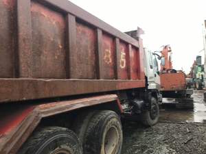 Camion à benne basculante ISUZU d'occasion avec moteurs 10PE1 et 10PD1, transmission manuelle à essence diesel, conduite à gauche, 6x4 roues motrices - Product Image 3