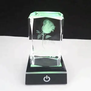 Ehre des Kristalls Custom ized Clear Souvenir Geschenk Personal isierte Würfel Licht Rose 3d Kristall Led Licht Basis für Souvenir