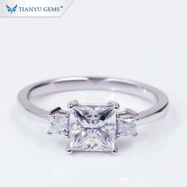 Nhẫn Đính Hôn Moissanite Vàng Trắng Tianyu Gems Princess Cut Three Diamond Design 14K/18K