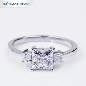 Tianyu gems princesa cortar três design diamante 14k/18k ouro branco anel de noivado moissanite